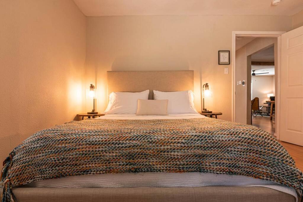 Escape To A Restored 1920S East Waco Bungalow Eksteriør billede